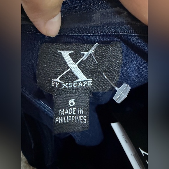 Xscape Elegant velvet Navy off shoulder Maxi Dress size 6 New with tag - Picture 4 of 9